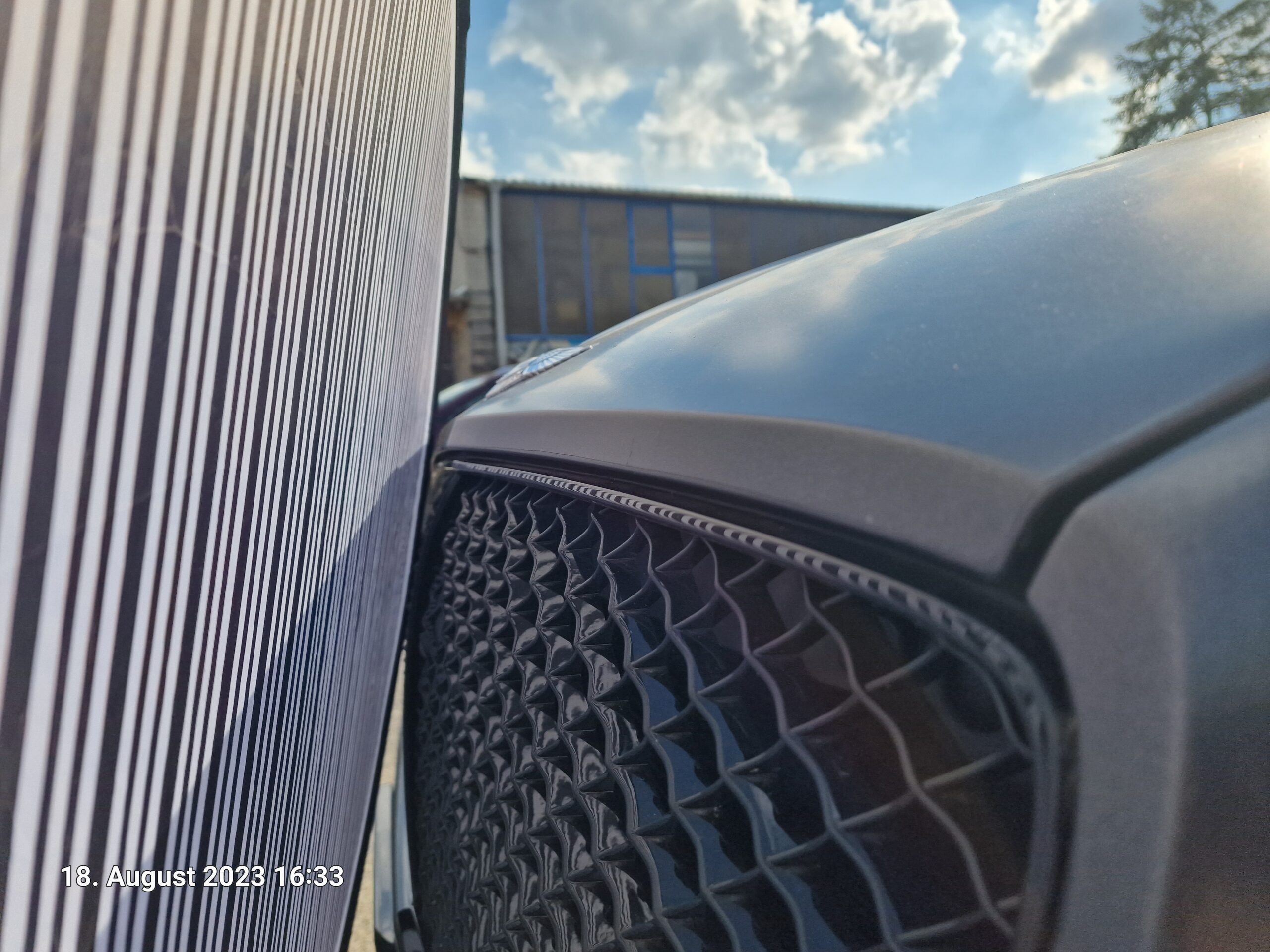Schadenaufnahme der Bentley-Motorhaube mit Dellensegel