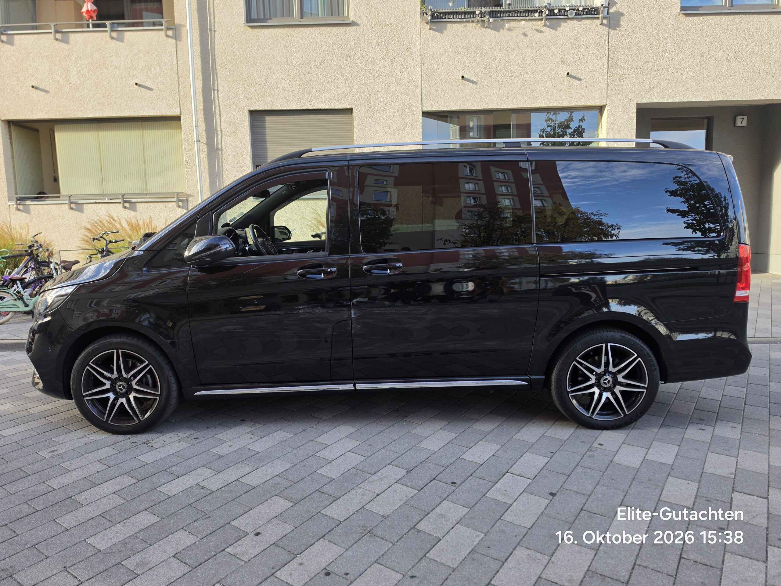 Mercedes-Benz V-Klasse – linke Fahrzeugseite mit Streifschaden